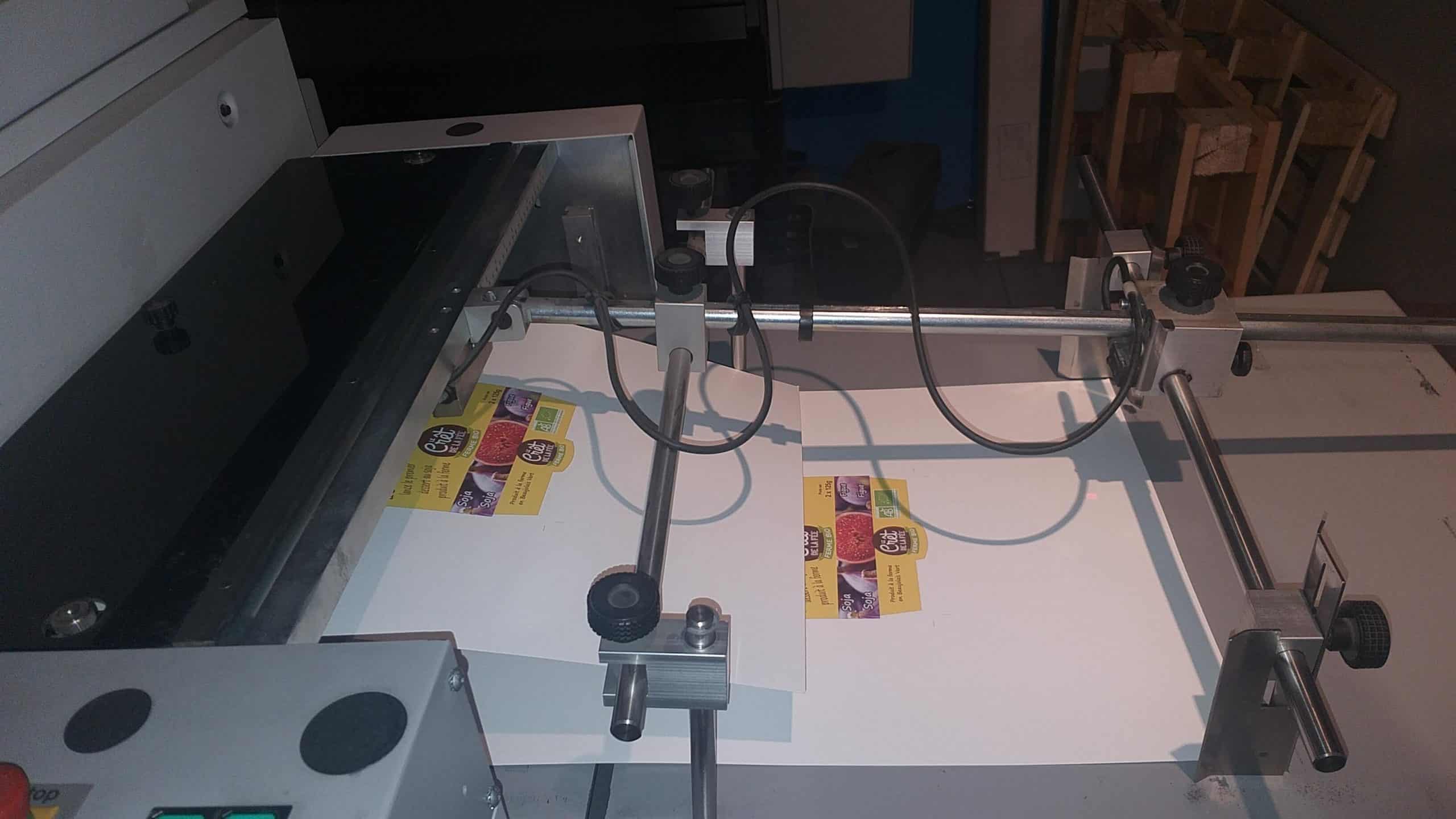 Photo d'une sortie d'imprimante numérique durant l'étape 'impression numérique' pour Dailypack, fabricant d'emballage personnalisé